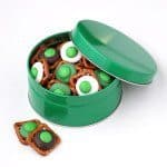 chocolate pretzels with kisses