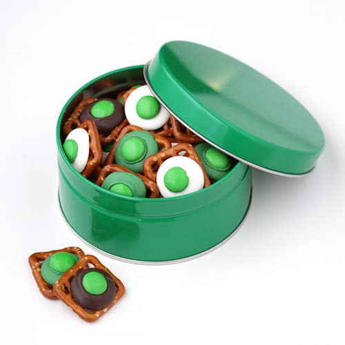 chocolate pretzels with kisses