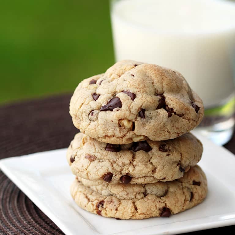 levain bakery chocolate chip cookie