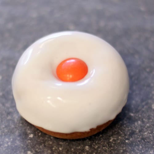 making snowman doughnuts
