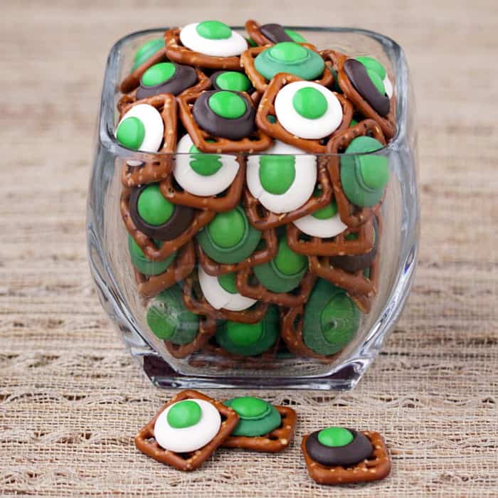 Quick and Easy Chocolate Pretzel Bites for St. Patrick's Day • Love