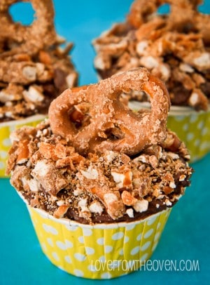 Butterfinger Pretzel Cupcakes