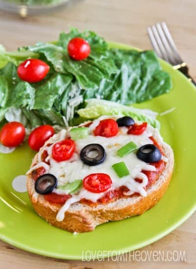 A plate of food with Pizza