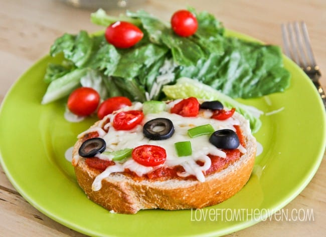 A plate of food on a table, with Pizza and Bread