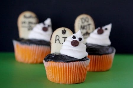 graveyard-ghost-cupcakes-700x466