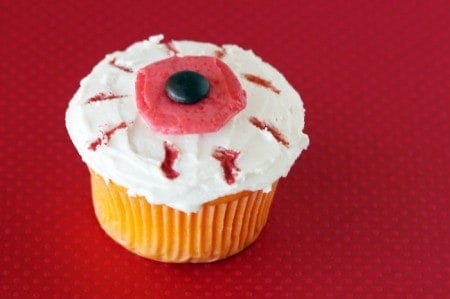 halloween-eyeball-cupcake-700x466