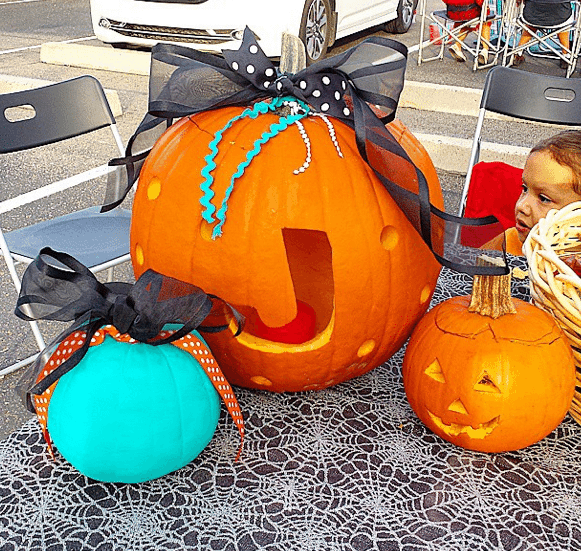 A Teal Pumpkin tells trick or treaters that you have non-food allergy safe options for kids with food allergies. #tealpumpkin project