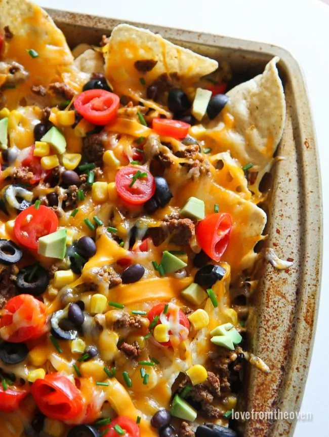 schade Downtown optellen The Best Easy Nachos Recipe - Love From The Oven