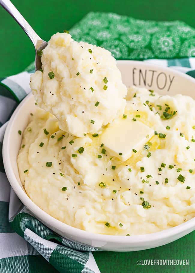 A bowl of mashed potatoes