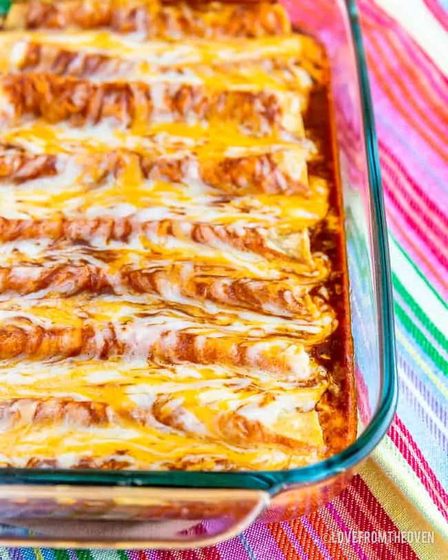 Nahaufnahme von Käse-Enchiladas in Glasbackform