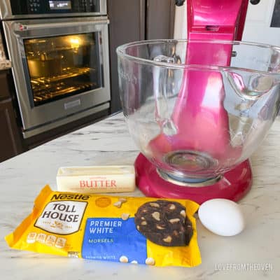 A stand mixer sitting on top of a counter