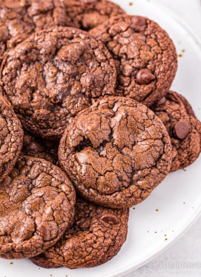 A plate full of brownie cookies