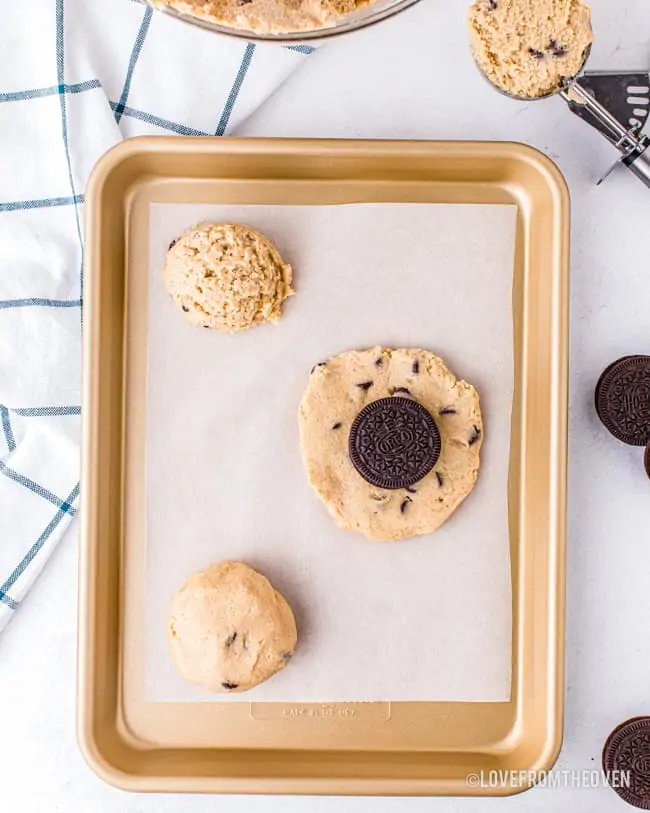 Photos showing how to put Oreos into chocolate chip cookies