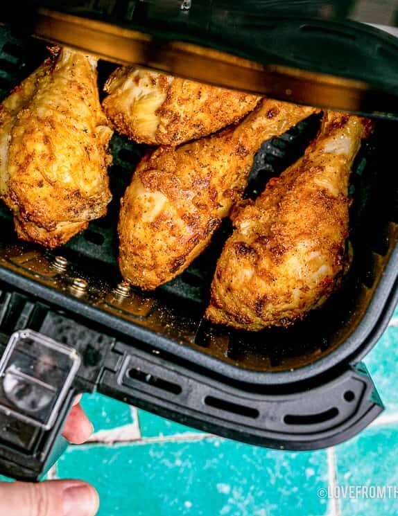 chicken drumsticks in an air fryer