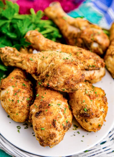 a plate full of air fryer chicken drumsticks