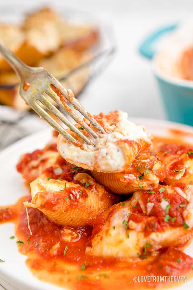 a plate of ricotta stuffed shells