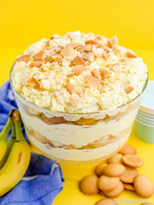 A large glass bowl of banana pudding.