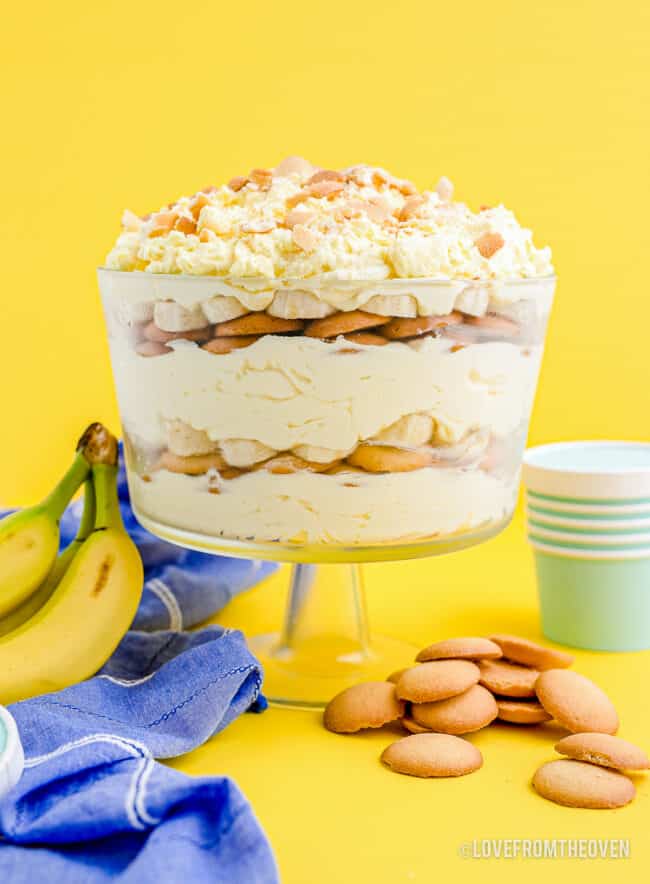 A glass bowl of banana pudding.