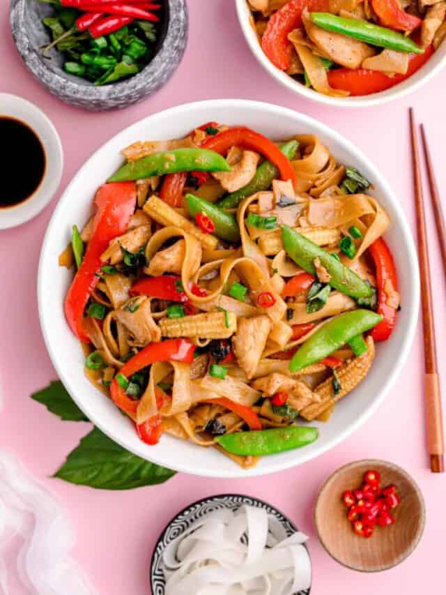A bowl of drunken noodles.