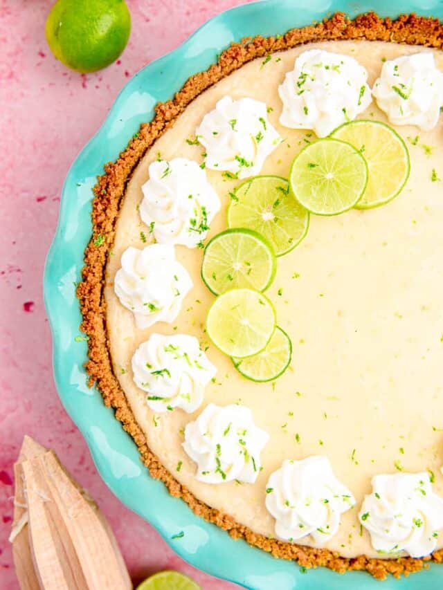 An overhead photo of a key lime pie.