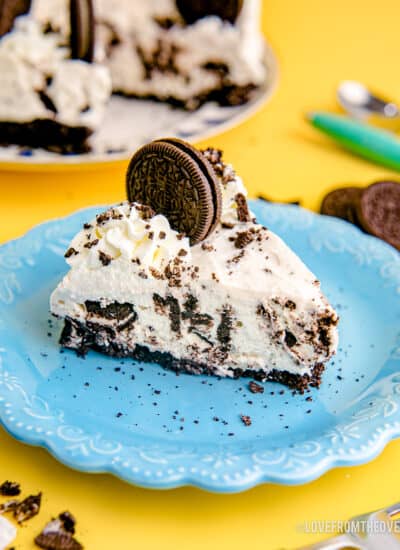 A slice of no bake oreo cheesecake on a blue plate.