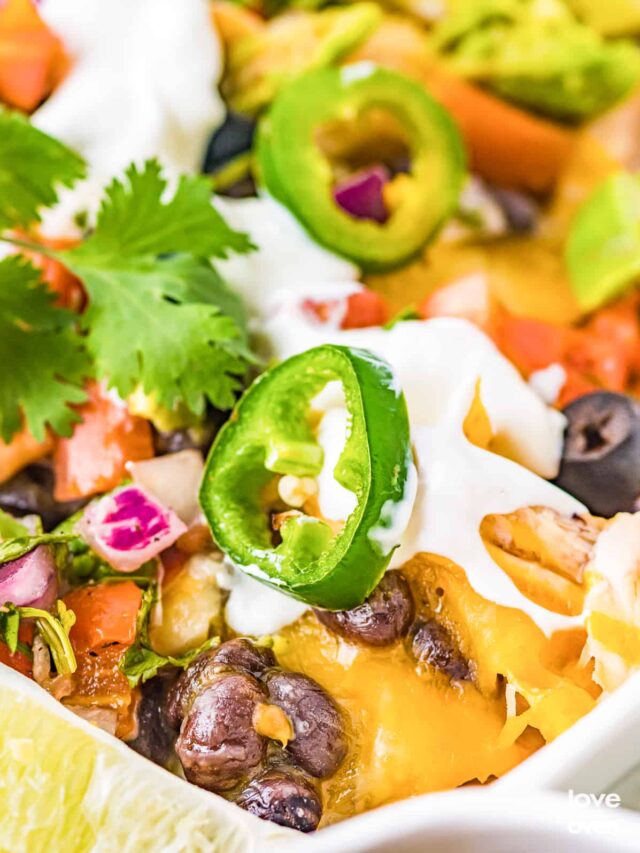 A close up photo of chicken nachos