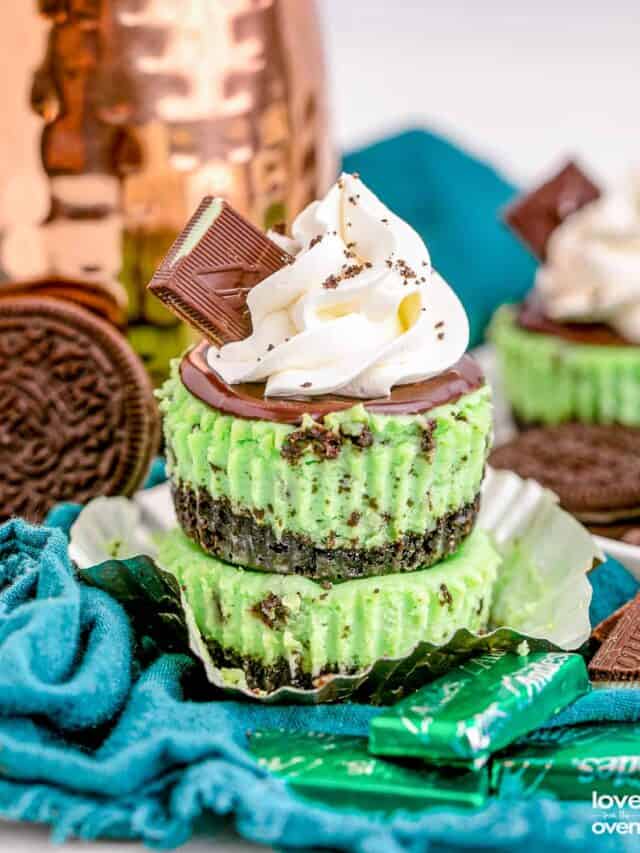 Mint Chocolate Cheesecakes with blue napkins and oreos.
