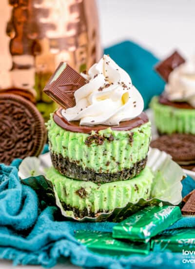 Mint Chocolate Cheesecakes with blue napkins and oreos.