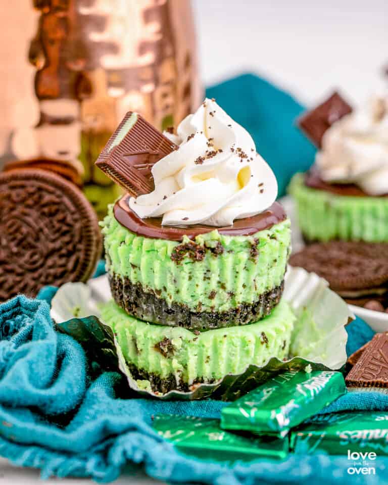 Mint Chocolate Cheesecakes with blue napkins and oreos.