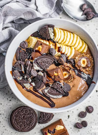 A chocolate smoothie bowl with bananas and toppings
