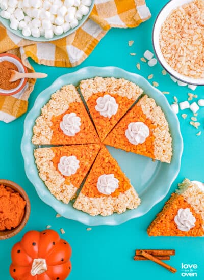 A pie pan full of pumpkin pie rice krispie treats on a blue background.