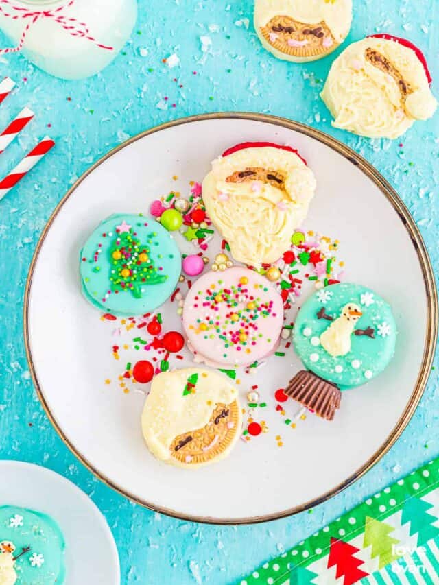 a plate of Christmas Oreos