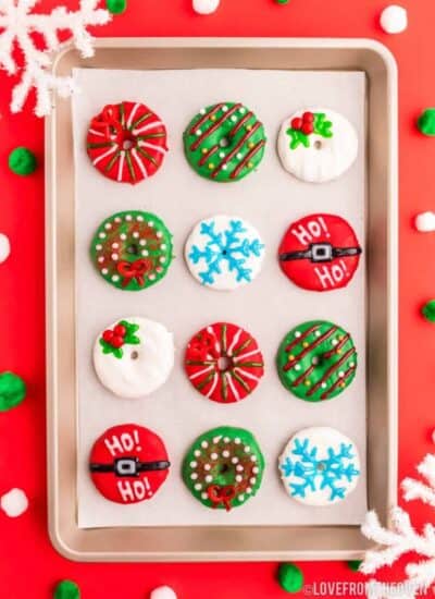 A baking tray with Christmas cookies