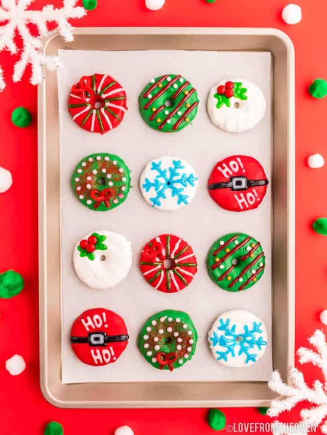 A baking tray with Christmas cookies