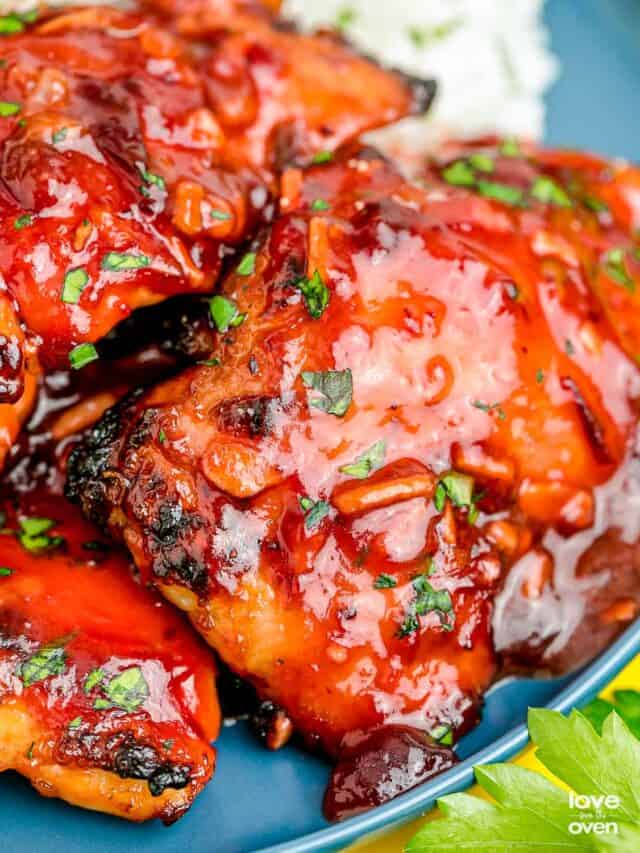 A close up of cranberry chicken on a plate.