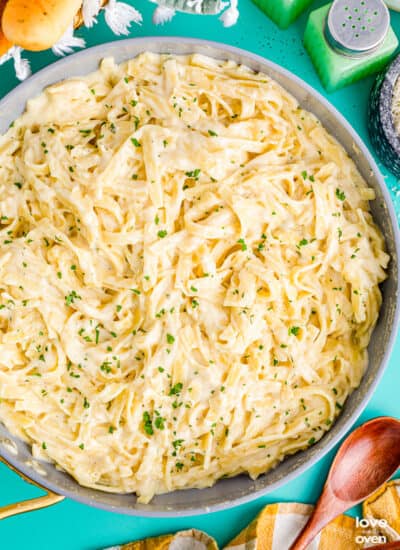 a pan full of olive garden fettuccine alfredo pasta