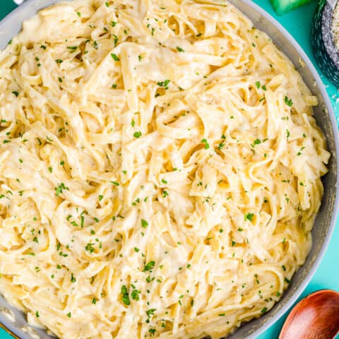a pan full of olive garden fettuccine alfredo pasta
