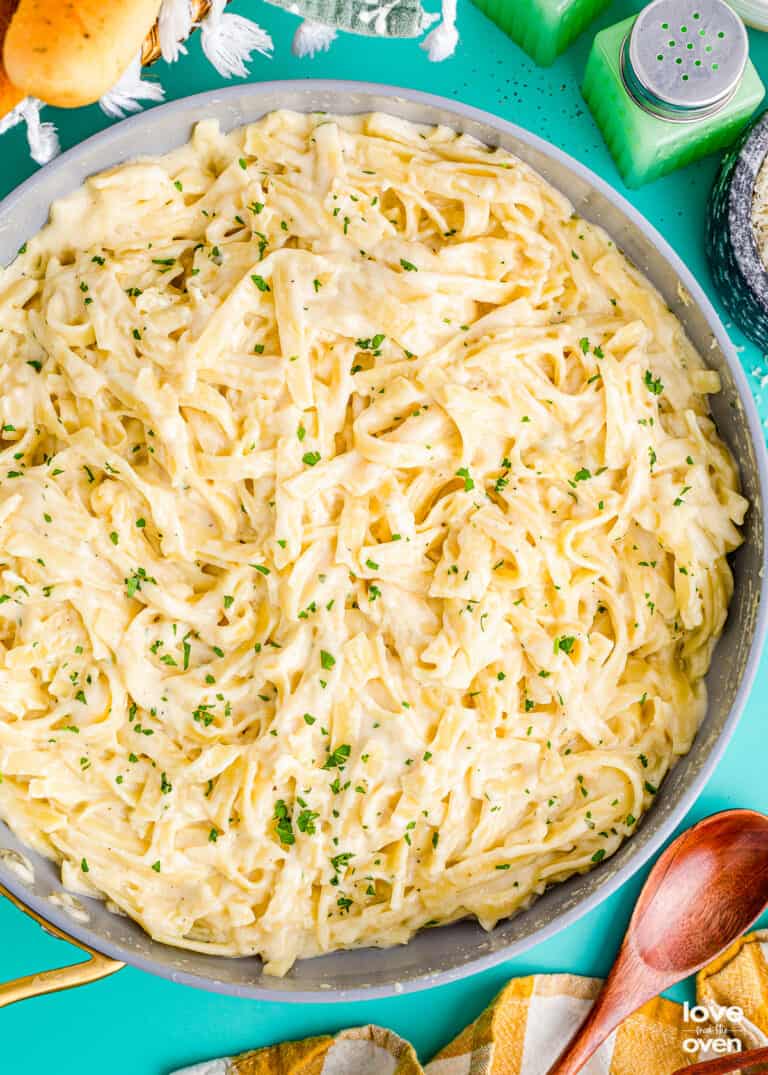 a pan full of olive garden fettuccine alfredo pasta