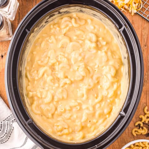 A crockpot full of cooked macaroni and cheese